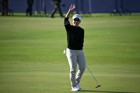 Shin Ji-yai acknowledges the crowd at the end of her third round on day three of the 2024 Women's British Open on the Old Course at St Andrews in St Andrews, Scotland on Saturday.  [AFP/YONHAP]