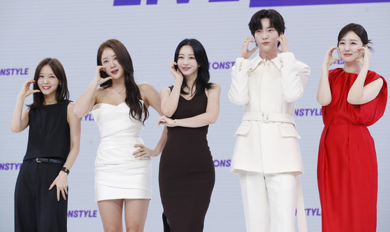 From left, singers Sunye, Soyou, actors Han Ye-seul, Ahn Jae-hyeon and announcer Kim So-young pose for a photo during a press conference for CJ OnStyle's new mobile live-streaming commerce show held in Seocho District, southern Seoul, on Aug. 22. [NEWS1]