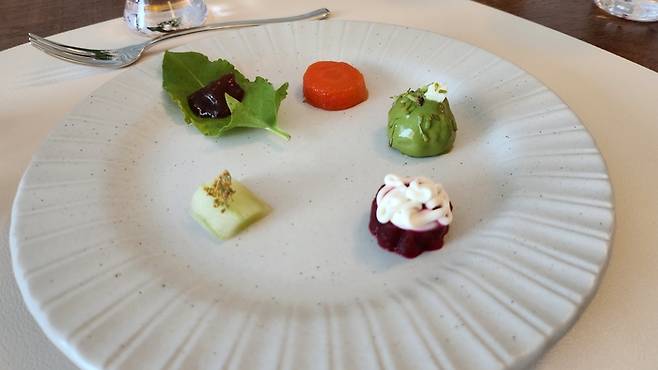 기가스의 정하완 셰프가 내놓은 첫번째 요리인 ‘여름의 와니농장’. 안병준 기자