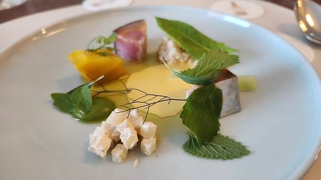 기가스의 정하완 셰프가 내놓은 두번째 요리인 ‘추자도 고등어, 백향과’. 안병준 기자