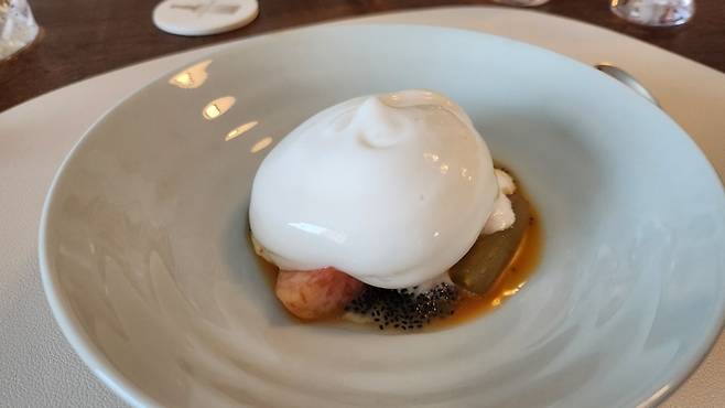 기가스 정하완 셰프가 내놓은 여섯번째 요리인 ‘와니농장 여름 과일, 매운허브티’. 안병준 기자