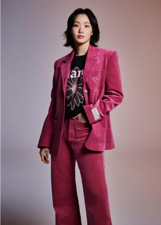 김고은이 핑크색 캐주얼과 포멀룩을 선보였다.사진=김고은 SNS