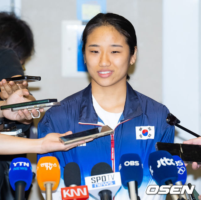 [OSEN=인천공항, 민경훈 기자] 2024 파리 올림픽 배드민턴 대표팀이 7일 오후 인천국제공항을 통해 귀국했다.세계랭킹 1위 안세영은 지난 5일(한국시간) 프랑스 파리 포르트 드 라 샤펠 경기장에서 열린 2024 파리 올림픽 배드민턴 여자 단식 결승전에서 세계랭킹 9위 허빙자오(중국)를 2-0(21-13, 21-16)으로 꺾고 우승을 차지하며 금메달을 목에 걸었다. 또한 김원호와 정나은은 배드민턴 혼합복식에서 은메달을 획득했다.한편, 안세영은 경기 후 대한배드민턴협회의 선수 부상관리, 선수 육성 및 훈련방식, 협회의 의사결정 체계, 대회출전 등에 대한 문제점을 지적하는 폭탄 발언으로 눈길을 끌었다. 안세영이 입국장을 통과한 후 인터뷰를 하고 있다. 2024.08.07 /rumi@osen.co.kr