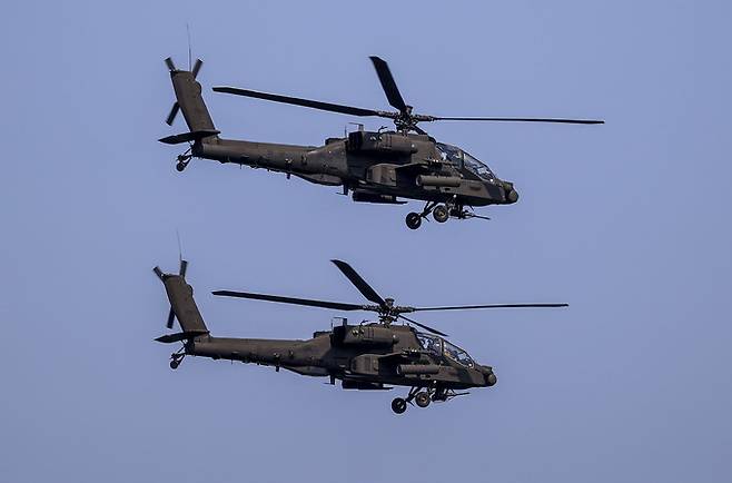 한국 육군 AH-64E 아파치 공격헬기 편대가 전술비행을 하고 있다. 세계일보 자료사진
