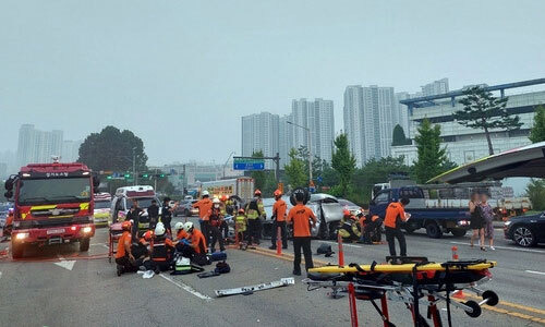 24일 안산시 상록구 이동 단원미술관 사거리에서 일어난 승합차 전복 사고. 경기도소방재난본부 제공