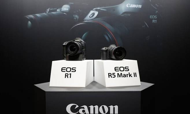 캐논코리아 풀프레임 미러리스 카메라 'EOS R1(왼쪽)'과 'EOS R5 마크II'. 캐논코리아 제공