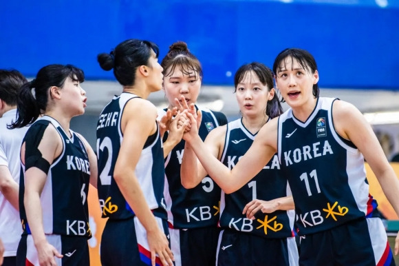 한국 여자농구 국가대표팀이 25일(한국시간) 멕시코 멕시코시티에서 열린  2026 국제농구연맹(FIBA) 월드컵 사전 예선 몬테네그로와의 4강전에서 승리한 뒤 기뻐하고 있다. FIBA 제공