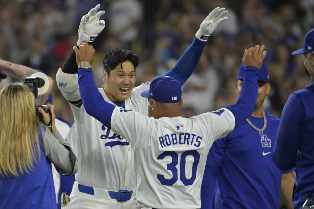 오타니 쇼헤이가 MLB 템파베이 레이스와의 홈 경기에서 ‘40홈런-40도루’ 기록 달성을 확정 짓는 만루 홈런을 날리고 데이브 로버츠 로스앤젤레스 다저스 감독과 기쁨을 나누고 있다. USA투데이스포츠연합뉴스