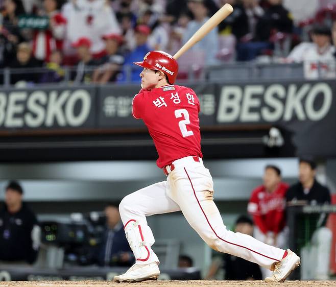 ▲수비 도중 허벅지에 타구를 맞은 박성한은 25일 선발 라인업에서 제외됐다 ⓒ연합뉴스