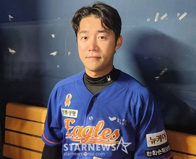 이상규가 경기 후 취재진과 인터뷰에서 미소를 짓고 있다. /사진=안호근 기자