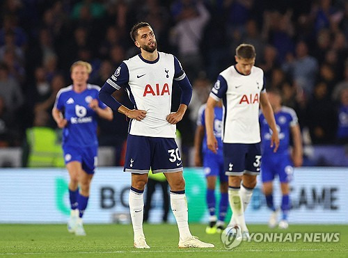 손흥민이 보여준 엄청난 강도의 압박은 '축구 종가' 잉글랜드 축구 국가대표팀의 주전 수문장도 당황할 정도였다. 잉글랜드 축구대표팀의 수호신 조던 픽퍼드를 상대로 두 골을 작렬시키며 토트넘 홋스퍼의 4-0 대승을 이끈 손흥민은 당연하게도 MOM(Man Of the Match, 최우수선수)으로 선정됐다. 이날 멀티골로 손흥민은 자신의 프리미어리그 통산 121호골과 122호골을 기록, 로멜루 루카쿠(121골)와 스티븐 제라드(120골)를 넘어 프리미어리그 역대 득점 21위로 올라섰다. 손흥민은 3라운드 뉴캐슬 유나이티드 원정에서 시즌 3호골에 도전한다. 사진 연합뉴스