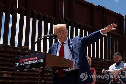 남부 국경 장벽 방문한 트럼프 [AFP 연합뉴스 자료사진. 재판매 및 DB 금지]