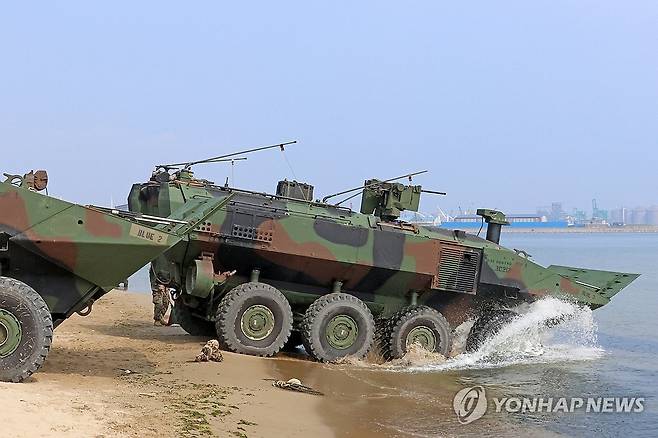 거침없이 돌진 (포항=연합뉴스) 손대성 기자 = 한미 해군·해병대가 경북 포항 일대에서 연합상륙훈련인 2024년 쌍룡훈련을 하는 가운데 25일 포항 해안에서 미 해병대의 최신 차륜형 상륙장갑차 ACV가 바다로 돌진하고 있다. 2024.8.25 sds123@yna.co.kr