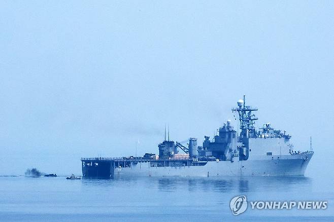 상륙함에 들어가는 미군 장갑차 (포항=연합뉴스) 손대성 기자 = 한미 해군·해병대가 경북 포항 일대에서 연합상륙훈련인 2024년 쌍룡훈련을 하는 가운데 25일 포항 해안에서 미군 상륙함인 하퍼스 페리함에 미 해병대 차륜형 상륙장갑차 ACV가 들어가고 있다. 2024.8.25 sds123@yna.co.kr