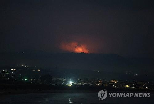 25일 이스라엘 선제타격에 화염 솟구치는 레바논 북부 [로이터=연합뉴스 자료사진]