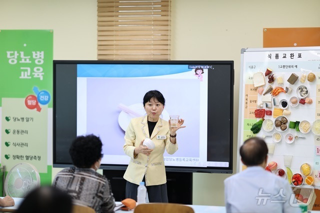 14일 서울 성동구 고혈압·당뇨병 등록교육센터에서 윤은주 영양사가 당뇨 영양 교육을 진행하고 있다. /뉴스1 ⓒ News1