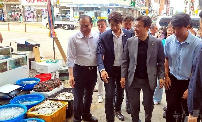 10·16 전남 영광군수 재선거를 앞둔 24일 영광을 방문한 김민석·한준호 더불어민주당 최고위원이 이개호 국회의원과 영광 터미널 시장 상인들을 만나고 있다.(이개호 의원실)2024.8.26./뉴스1