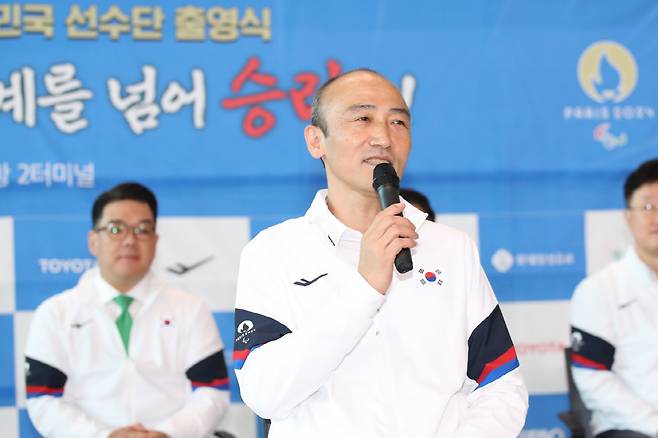 정진환 대한장애인체육회장이 21일 인천공항을 통해 출국하는 2024년 파리패럴림픽 대한민국 선수단을 격려하고 있다. 사진제공=대한장애인체육회