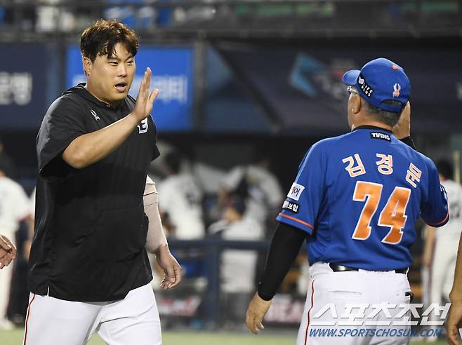 25일 서울 잠실구장에서 열린 한화-두산전. 한화가 3대1로 승리하며 무려 19년 만에 두산과의 3연전을 싹쓸이 했다. 승리투수 류현진이 김경문 감독과 하이파이브하고 있다. 잠실=정재근 기자 cjg@sportschosun.com/2024.8.25/