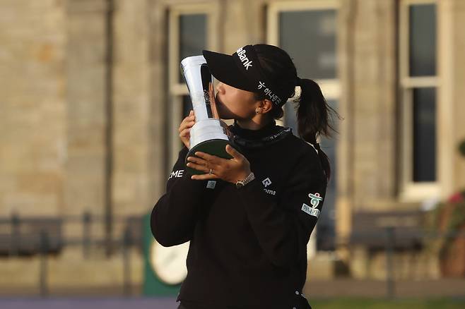 Lydia Ko of New Zealand, kisses the trophy as she poses for the media after winning the Women's British Open golf championship, and becoming Champion golfer, in St. Andrews, Scotland, Sunday, Aug. 25, 2024. (AP Photo/Scott Heppell)







<저작권자(c) 연합뉴스, 무단 전재-재배포, AI 학습 및 활용 금지>