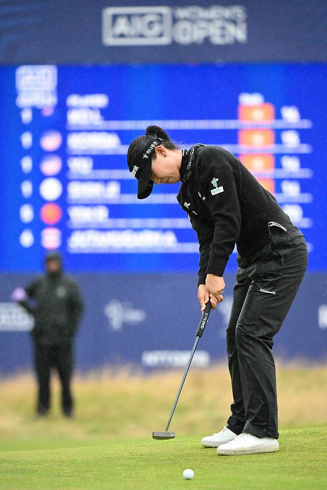 Australia's Lydia Ko putts on the 17th green on day four of the 2024 Women's British Open Golf Championship, on the Old Course at St Andrews, in St Andrews, Scotland, on August 25, 2024. (Photo by ANDY BUCHANAN / AFP) / RESTRICTED TO EDITORIAL USE







<저작권자(c) 연합뉴스, 무단 전재-재배포, AI 학습 및 활용 금지>