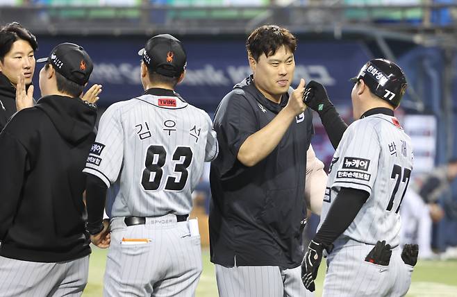 11일 오후 서울 잠실야구장에서 열린 프로야구 한화 이글스와 두산 베어스의 경기. 3-0으로 승리한 한화 류현진과 선수들이 기뻐하고 있다./연합뉴스