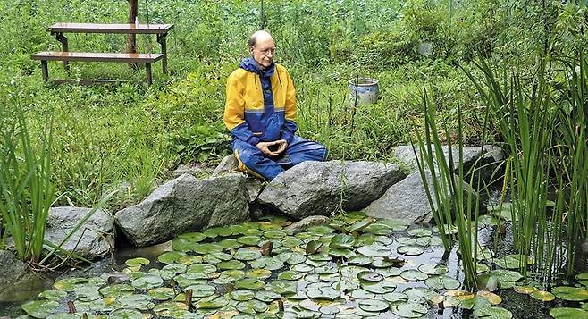 서명원 신부가 경기 여주 ‘도전돌밭공동체’의 작은 연못 앞에서 좌선하고 있다. 비를 좋아해 가끔 비 맞으며 좌선을 한다는 서 신부는 “연못 주변의 다양한 식물을 보면서 항상 하느님이 얼마나 다양성을 좋아하시는지 느낀다”고 말했다. /박상훈 기자