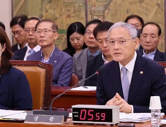 유인촌 문화체육관광부 장관이 26일 오전 국회에서 열린 문화체육관광위원회 전체회의에서 위원 질의에 답하고 있다. 연합뉴스