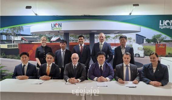 삼성물산이 26일 호주 쿤즐랜드주 브리즈번시에서 다국 기업들과 그린수소 공동개발 협약을 체결하고 기념사진을 찍고 있다. ⓒ환경부