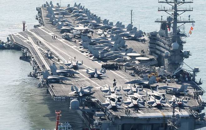 2023년 10월 12일 오전 미국 핵 추진 항공모함 로널드 레이건호(CVN-76)가 부산작전기지에 입항하고 있다. 레이건함 등 미 항모강습단은 지난 2023년 10월 9~10일 이틀간 제주 동남방 공해상에서 우리 해군, 일본 해상자위대와 한미일 해양차단훈련과 대해적훈련을 실시하고 2023년 10월16일까지 부산에 머물렀다. 10만t급의 레이건호는 2003년 취역해 슈퍼호넷(F/A-18) 전투기, 공중조기경보기(E-2D)를 비롯한 각종 항공기 80여 대를 탑재하고 다녀 '떠다니는 군사기지'로 불린다. 사진=연합뉴스