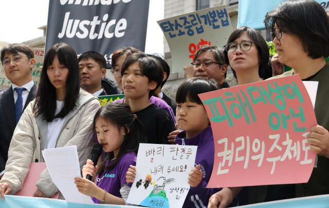 기후위기 헌법소원 첫 공개변론이 열린 지난 4월23일 서울 종로구 헌법재판소 앞에서 청소년기후행동 등 기후소송 원고 단체 활동가와 공동 대리인단이 연 기자회견. 김정효 기자 hyopd@hani.co.kr