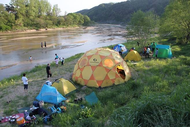 2012년 5월5일 영주시 이산면 두월교 위쪽 내성천에서 열린 텐트학교 ‘우리가 강이 되어 주자’. 댐 물이 수생식물과 녹조로 뒤덮여 있는 위 사진과 같은 위치다. 지율 스님