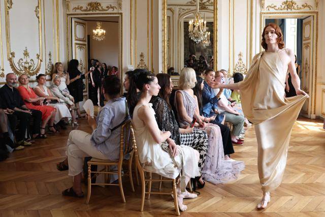 프랑스는 자타공인 패션의 수도다. 패션에 대한 자부심이 가득하다. 패션 강국 프랑스는 최근 의류 생산 및 소비를 감축하는 데 앞장서고 있다. 사진은 지난 6월 파리 패션 위크 당시 모델이 신상 의류를 선보이고 있는 모습. ⓒAlain Jocard, 파리=AFP 연합뉴스