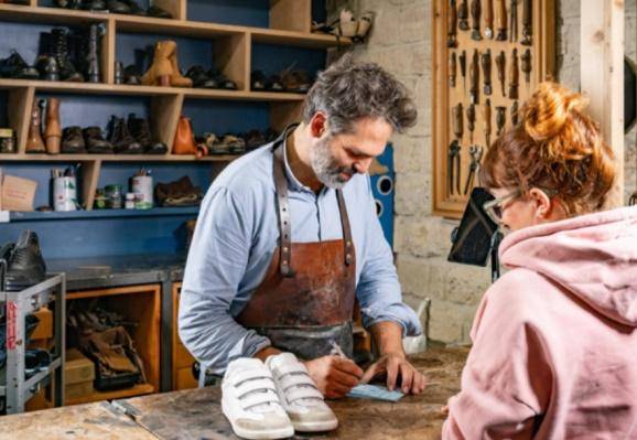 수선 업체에서 직원이 손님으로부터 신발 수선 신청을 받고 있는 모습. 르패션 제공