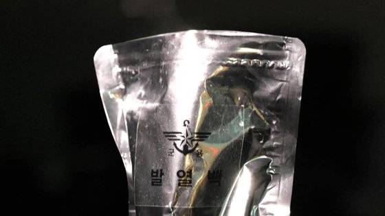 발열형(함수형) 주식을 데우는 내용물. 물을 부으면 가열체가 열을 낸다. 동영상 캡처