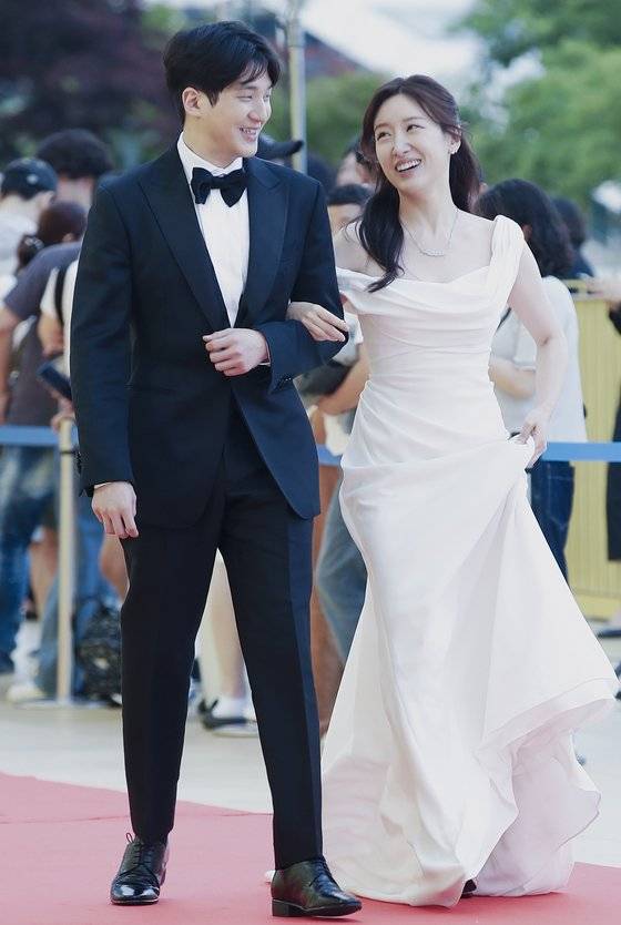 '연애남매' 윤하, 윤재 커플이 지난 7월 19일 인천 중구 파라다이스 시티에서 열린 ‘제3회 청룡시리즈어워즈(Blud Dragon Series Awards, 이하 BSA)’ 레드카펫 행사에서 포즈를 취하고 있다.뉴스1