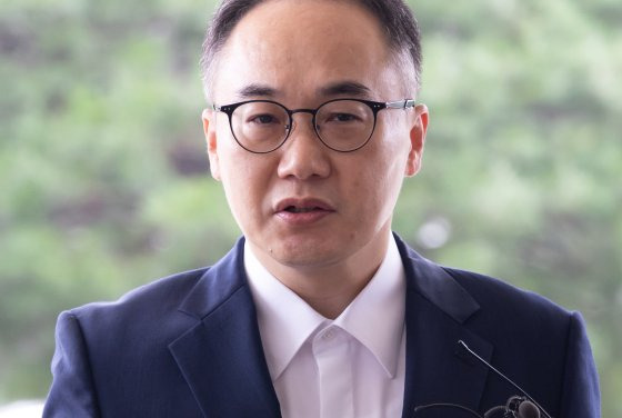 이원석 검찰총장이 26일 서울 서초구 대검찰청으로 출근하며 취재진 질문에 답하고 있다. 연합뉴스