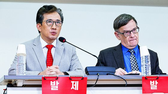 지난해 11월 귀순한 리일규 전 쿠바 주재 북한대사관 정무참사(왼쪽)가 26일 오후 서울 여의도 국회의원회관에서 열린 북한 그리고 통일 포럼에 참석해 '3대 세습과 고립 외교'를 주제로 발제하고 있다. 뉴스1