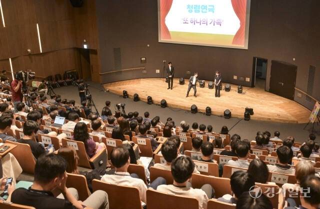 26일 오후 경기도청 다산홀에서 열린 '청렴사회 민간협의회와 함께하는 2024 경기 청렴이음 페스타'에서 청중들에게 청렴연극을 선보이고 있다. 홍기웅기자
