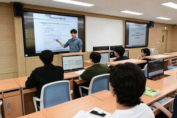 연암공과대학교 학생들 모습.  /연암공대