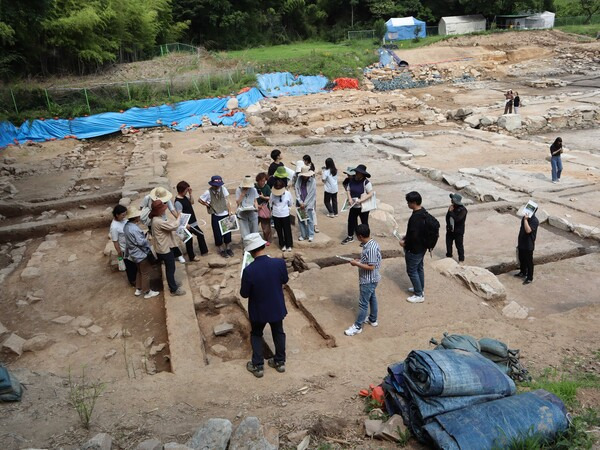 2023년 6월 창원시 성산구 반림동 봉림사지 일대에서 발굴 현장설명회가 열리고 있다. /경남연구원