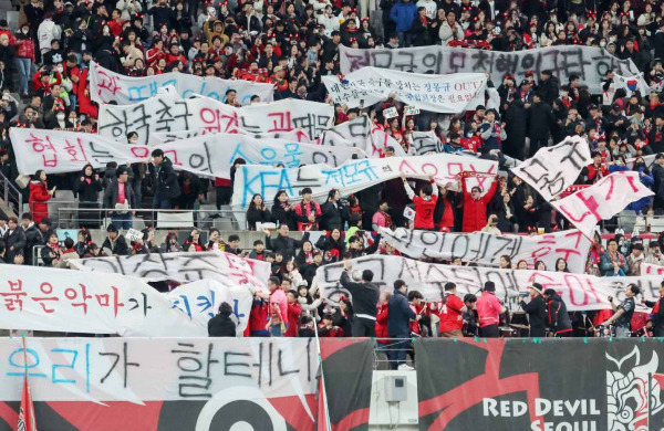 여야 의원들이 26일 국회 문화체육관광위원회 전체회의에서 대한축구협회와 대한배드민턴협회 등을 상대로 비판의 목소리를 냈다. 사진은 지난 3월 서울월드컵경기장에서 열린 2026 북중미 월드컵 아시아지역 2차예선 C조 조별리그 3차전 대한민국과 태국과 경기를 찾은 붉은악마 응원단이 정몽규 대한축구협회장을 향한 항의 문구가 담긴 현수막을 펼쳐들고 있는 모습. /사진=뉴스1