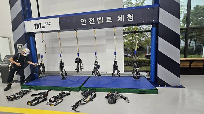 DL이앤씨 안전한숲캠퍼스 내 안전벨트 체험 시설 기구. [고은결 기자]