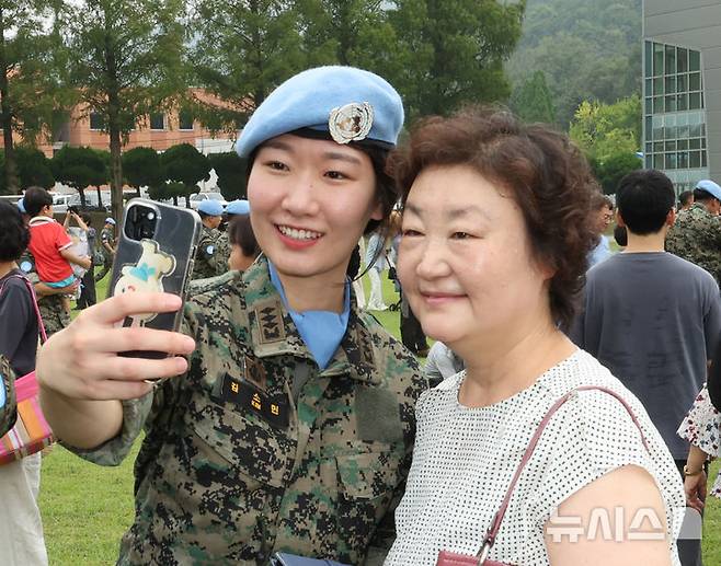 [인천=뉴시스] 전진환 기자 = 레바논 평화유지단 동명부대 30진 장병들이 26일 오전인천 계양구 국제평화지원단에서 열린 파병환송식에서 파병을 가는 김소민 대위가 가족과 기념사진을 찍고 있다. 2024.08.26. amin2@newsis.com