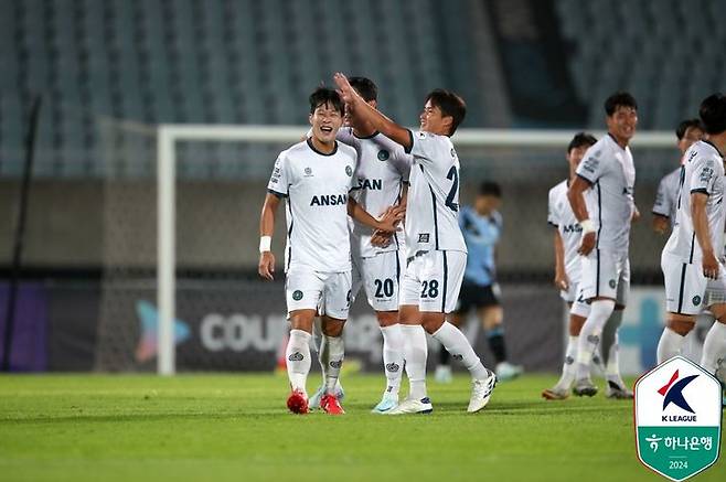 [서울=뉴시스] 프로축구 K리그2 안산 그리너스의 김도윤(가운데). (사진=한국프로축구연맹 제공) *재판매 및 DB 금지