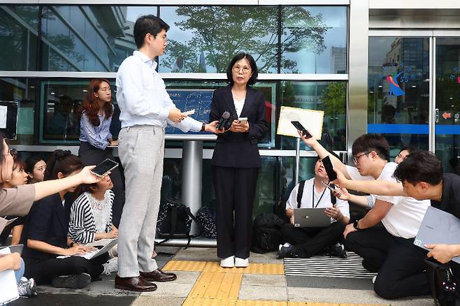 최태원 SK그룹 회장의 동거인인 김희영 티앤씨재단 이사장 측 변호인인 배인구 변호사가 22일 서울 서초구 서울가정법원 앞에서 노소영 아트센터 나비 관장 측이 제기한 '30억 위자료 소송' 1심 선고 공판을 마친 뒤 입장을 밝히고 있다. 연합뉴스