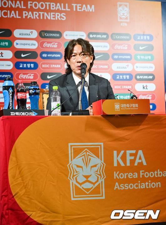 [OSEN=박준형 기자]  축구대표팀 홍명보 감독이 29일 서울 신문로 축구회관에서 취임 기자회견을 열었다.대한축구협회는 지난 2월 아시안컵 부진으로 클린스만 감독을 경질한 이후 2026 북중미 월드컵을 지휘할 새 사령탑을 물색하다 논란 끝에 홍명보 감독을 선임했다. 이날 홍명보 감독은 선임에 관한 소회를 밝힌 뒤 향후 대표팀 운영 방안을 발표했다.&nbsp;홍명보 감독이 질문에 답하고 있다   2024.07.29 / soul1014@osen.co.kr