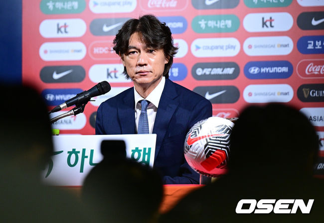 [OSEN=지형준 기자] 홍명보 감독이 이끄는 축구대표팀이 26일 오전 서울 종로구 신문로 축구회관에서 2026 FIFA 북중미 월드컵 3차 예선 명단발표 기자회견이 열렸다.축구대표팀은 오는 9월 5일 서울월드컵경기장에서 팔레스타인을 상대로 예선 1차전을 치른다. 10일 오만에서 원정 2차전을 이어간다.홍명보 감독이 질문에 답을 하고 있다. 2024.08.26 / jpnews@osen.co.kr