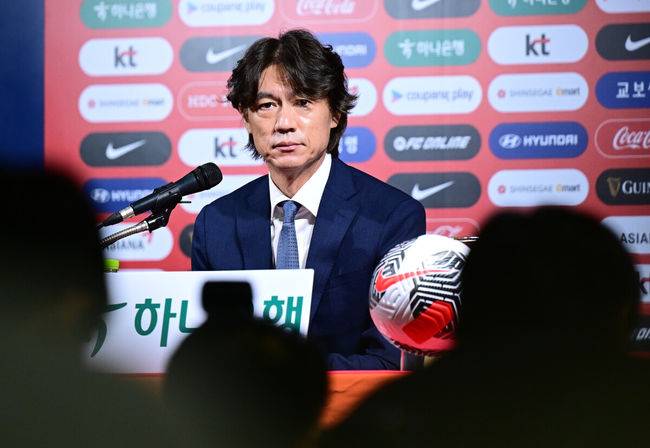 [OSEN=지형준 기자] 홍명보 감독이 이끄는 축구대표팀이 26일 오전 서울 종로구 신문로 축구회관에서 2026 FIFA 북중미 월드컵 3차 예선 명단발표 기자회견이 열렸다.축구대표팀은 오는 9월 5일 서울월드컵경기장에서 팔레스타인을 상대로 예선 1차전을 치른다. 10일 오만에서 원정 2차전을 이어간다.홍명보 감독이 질문에 답을 하고 있다. 2024.08.26 / jpnews@osen.co.kr