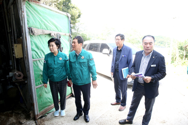 ▲영광군의회가 26일 군서면에서 발생한 축사 화재 피해 현장을 방문하고 있다ⓒ영광군의회